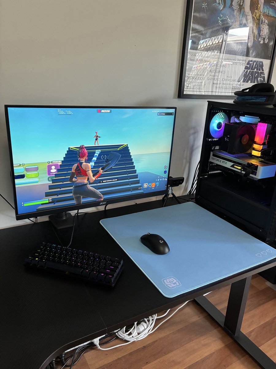 Kingzzfn6's tweet photo. Thankyou @prattyboii_ @arcaloot for the mousepad I love it lots it’s amazing definitely buy it so worth it https://t.co/uZ52rHXf1Z