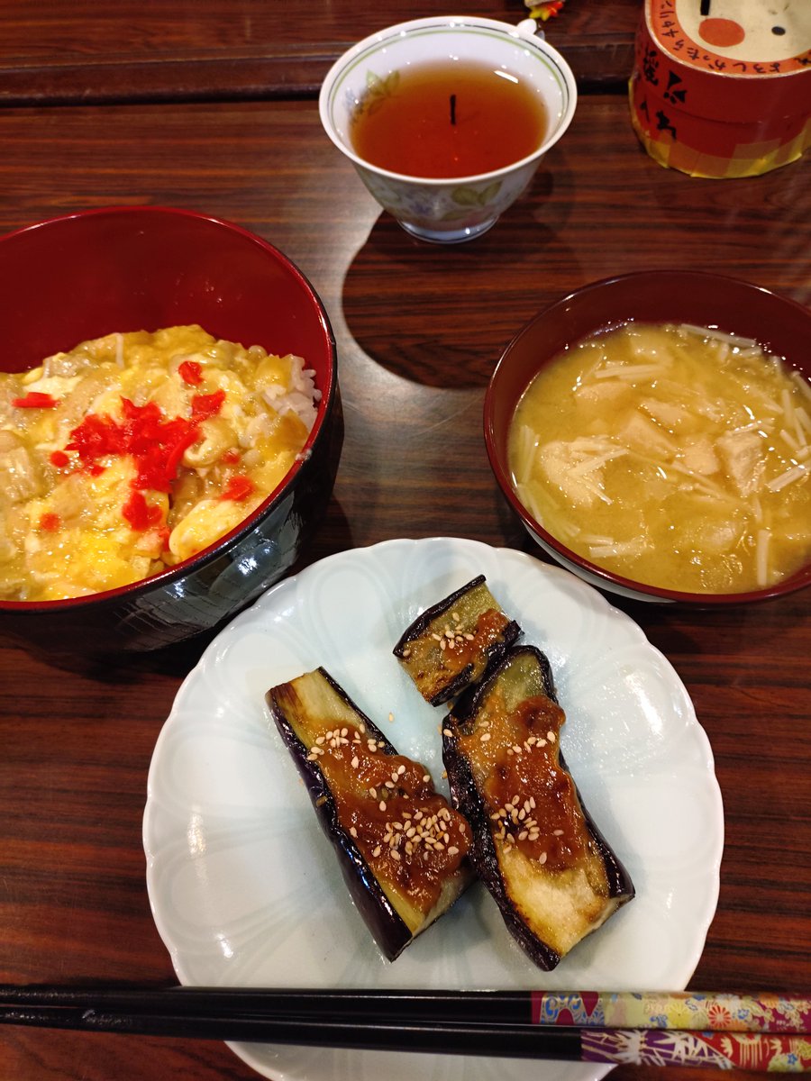 douwaenn1's tweet photo. 昨日は、釜ヶ崎で食事作りボランティアしました。上出来かな。

メニューはコチラになります。

① 溶き卵あんかけ丼: えのき茸、玉葱、油抜き薄揚げ。
② 茄子みそ田楽。
③ 味噌汁。玉葱、焼き麩、えのき茸 https://t.co/gIV5yn2ZGl