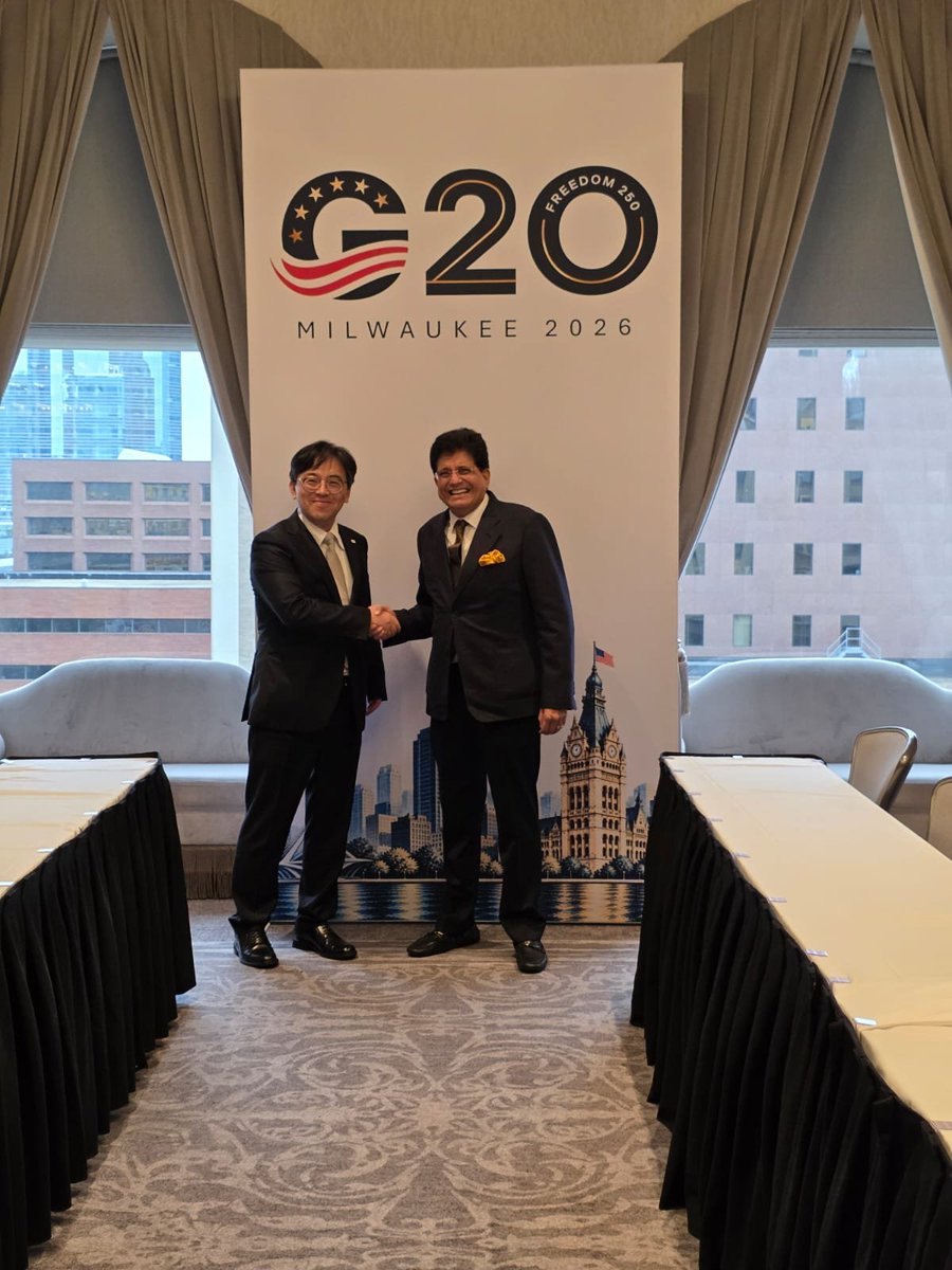 PiyushGoyal's tweet photo. Met with Mr. Park Jung-Sung, Minister for Trade of the Republic of Korea, on the sidelines of the G20 Trade Ministers' Meeting in Milwaukee. 

We discussed upgrading the India-Korea Comprehensive Economic Partnership Agreement (CEPA), balanced trade growth, market access for Indian agricultural, pharmaceutical, and marine products, and Korean manufacturing investment in India. 🇮🇳🇰🇷