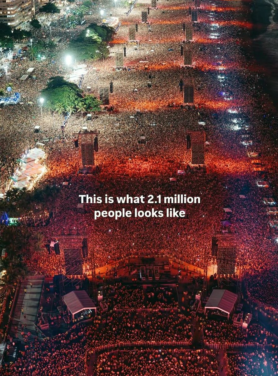 carreguytin's tweet photo. This is what 2.1 million people looks like https://t.co/sy57bCLbKw