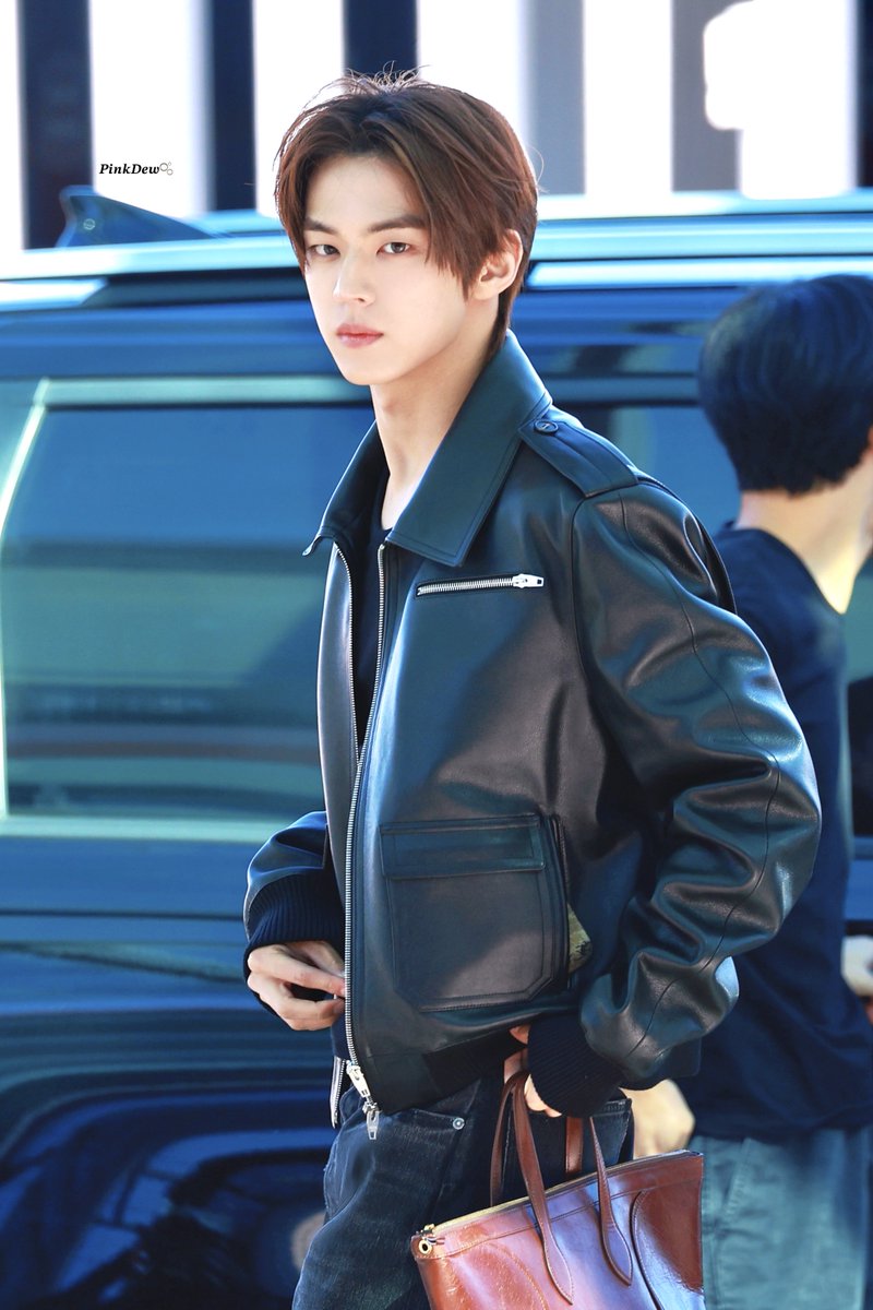 dew_inmy_i's tweet photo. 261002 ICN

#Celine
#CelineEte2027
#MichaelRider
#TWS #투어스 #도훈 #DOHOON https://t.co/I57gGLb4zu