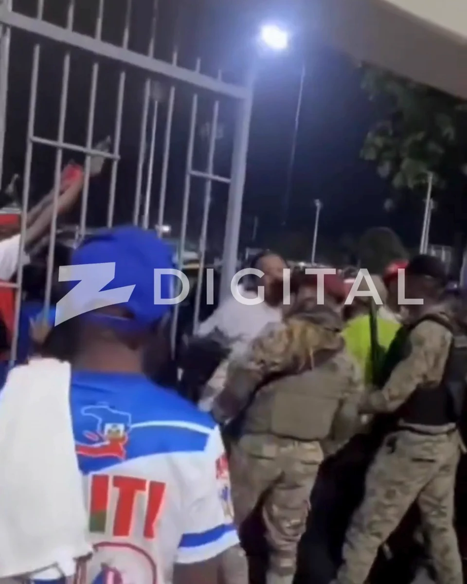 📲 [#ZDenuncias] Empujones, aglomeración y momentos de desorden se registraron la noche de este jueves en uno de los accesos al Estadio Olímpico Félix Sánchez, previo al partido entre las selecciones ...