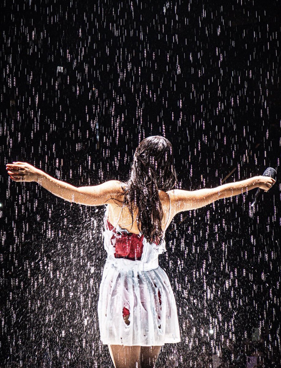 livcentra's tweet photo. she’s on the moon.         she’s in the rain. https://t.co/BIC1I0QQHl