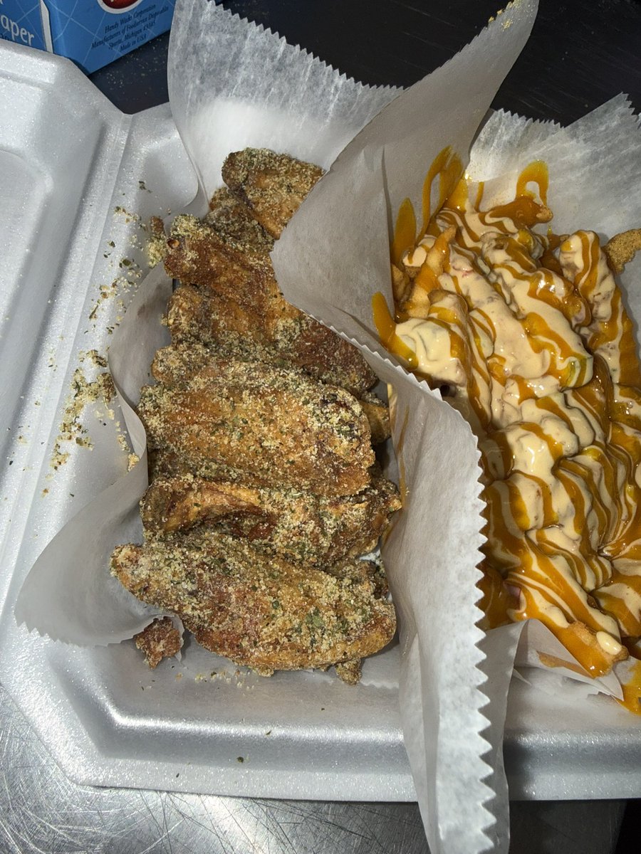 Dexterslab901's tweet photo. 🔥#Memphis, Your Late-Night Wing Fix is Here 
Memphis DexterLab is back with the crispiest, juiciest wings in town—bold flavors, hot and fresh, just for you!  
📍 Neighborhood Walmart, 6990 E Shelby Dr.  
⏰ 8:30PM - 1AM
Don't miss out—come through and grab a plate! 🍗🔥#hotwings https://t.co/yh83wJzU0D