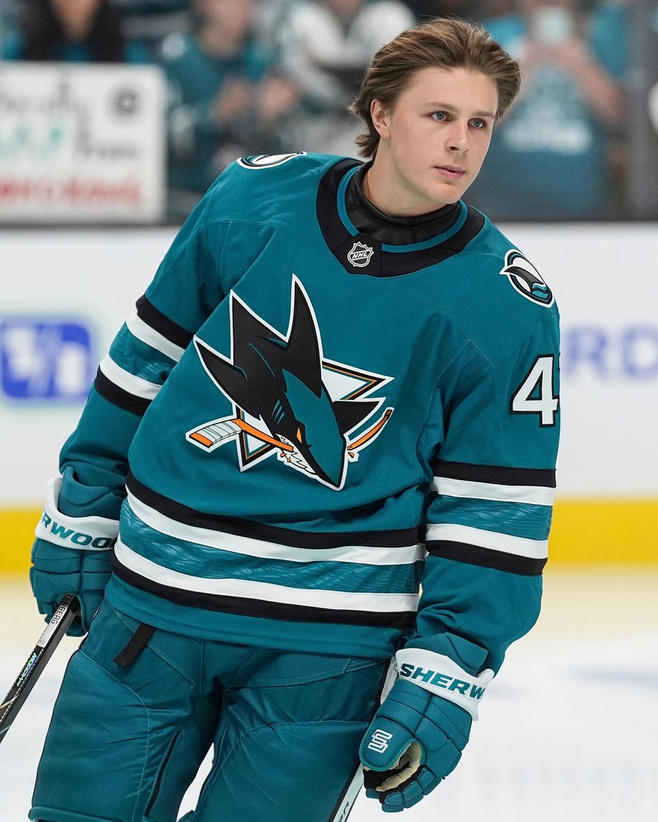 Looking good in teal, Ivar Stenberg! 🤩 
 [📷](https://pbs.twimg.com/media/HTluZr7agAAmlNS.jpg) https://pbs.twimg.com/media/HTluZr7agAAmlNS.jpg https://pbs.twim