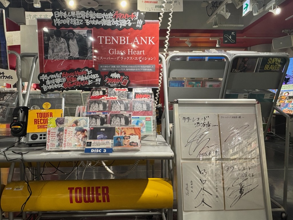TOWER_Shibuya's tweet photo. 【#TENBLANK】

『#GlassHeart(スーパー・デラックス・エディション)』
本日発売日です😆✌️🏻

TENBLANKのメンバー全員が集結した
奇跡のファンミーティングより
臨場感溢れるライブ音源を収録❤️‍🔥

特典はスマホリング！

是非お立ち寄りください✨(mh) https://t.co/5FZQRDI7vm