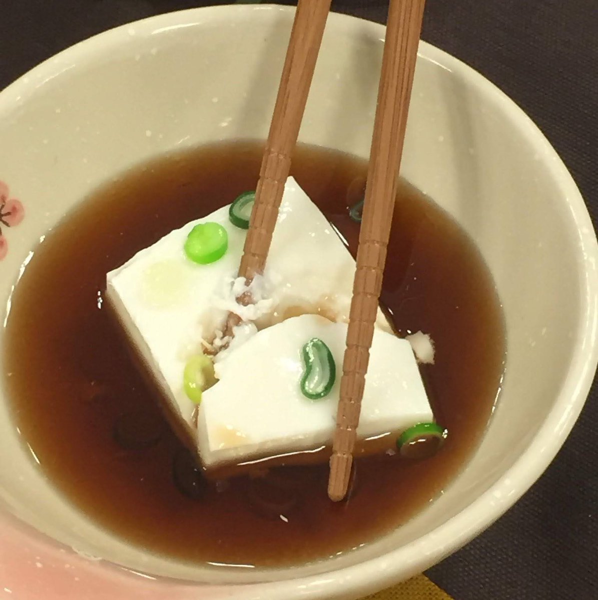 IWASAKI_SAMPLE's tweet photo. 豆腐の表現の違いをお楽しみください。
左:もめん　右:きぬごし
#豆腐の日 #食品サンプル #湯豆腐 https://t.co/xMSHQq87YX