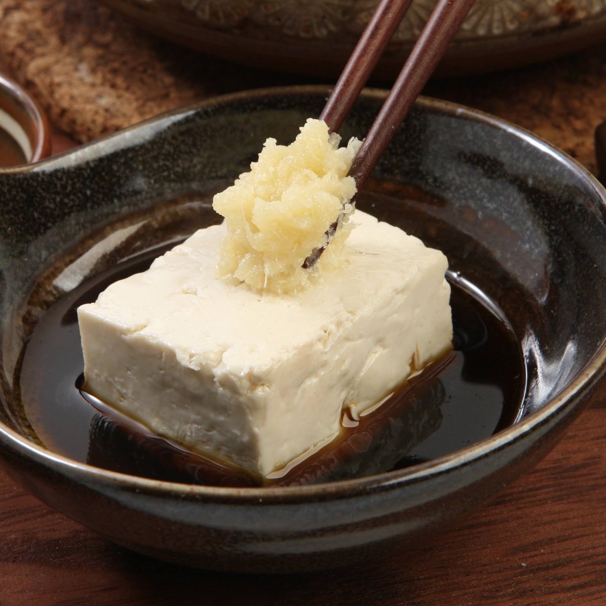 IWASAKI_SAMPLE's tweet photo. 豆腐の表現の違いをお楽しみください。
左:もめん　右:きぬごし
#豆腐の日 #食品サンプル #湯豆腐 https://t.co/xMSHQq87YX