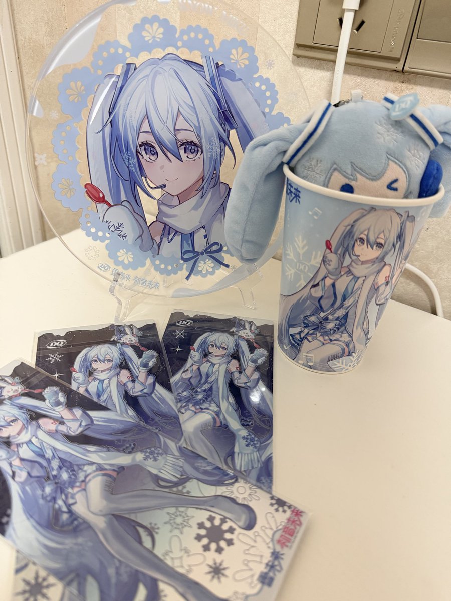 mikuorniko's tweet photo. 冰激凌的味道犹如超市临期的黑人牙膏（薄荷味）但雪未来真的好美，保温的干冰也非常好玩（虽然会头晕 https://t.co/AQM9CVicf4