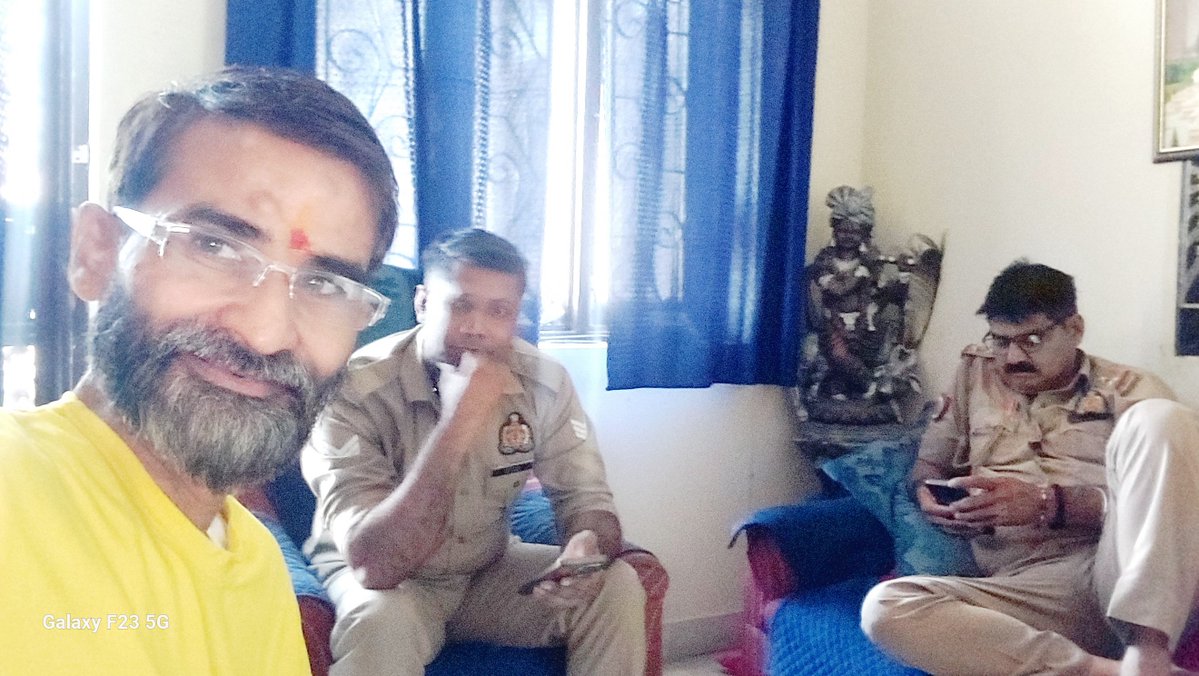 AAPkaRamGupta's tweet photo. BJP प्रशासन की खुली मनमानी व गुंडागर्दी 

बीती रात 11 बजे से लेकर अभी सुबह के लगभग 7 बज रहे हैं, लेकिन ये @myogiadityanath जी की @Uppolice के लोकल थाने की पुलिस है जो मेरे घर GNoida में मुझे House Arrest किये बैठी है।

आप सभी देशवासियों से विनम्र अपील है ज्यादा से ज्यादा संख्या में जंतर-मंतर पहुंचिये और तबतक डटे रहिये जबतक कि #CECGyaneshKumar इस्तीफा न हो जाये।
