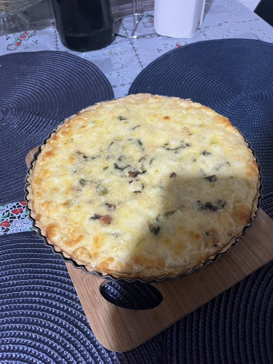 lamblettt's tweet photo. Morar sozinho é tipo um dia você come o pior cuscuz do mundo e no outro você faz a quiche mais gostoso também https://t.co/hoQh3vCMTM