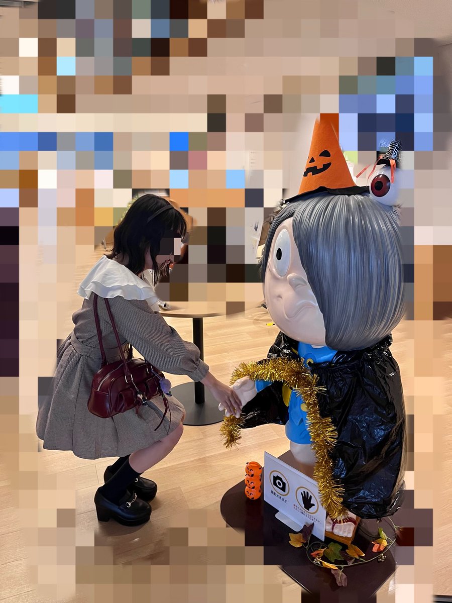 jr_12O8's tweet photo. 代わりに書いとこう(?)

📝一言メモ

本日の舞台は
『境港市民交流センター』さまです。

本日もサカイJr.オタク調べで参ります。

境港市民交流センターは2019年に開館した比較的新しい公共施設です。

ホールや練習室、交流スペースなどを備えた複合施設ですが、

私が現地で最初に気になったのは、
やはり吹き抜け空間でした。

ﾔｯﾊﾟﾘﾐﾁｬｳﾝﾃﾞｽ。。

建築において吹き抜けというのは、
単純に開放感をつくるだけのものではありません。

本来であれば床を作れる場所をあえて空けることで、
異なる階にいる人同士の存在を感じられるようになります。

例えば1階にいる人が2階を見上げる。

2階にいる人が1階の様子を眺める。

それだけで空間に不思議な一体感が生まれるんですよね。

私は吹き抜けを見るたびに、

「人と人をつなぐための余白」

のように感じます。

効率だけを考えたら、
床面積は多い方が良いはずです。

でも建築は時々、
効率よりも大切なものを残します。

人の視線だったり。

人の気配だったり。

偶然の出会いだったり。

そういう数字では測れない価値です。

境港市民交流センターも、

ただイベントを行う場所ではなく、

人が集まり、
人がすれ違い、
人が交流するための場所として設計されているように感じました。

そして考えてみると、
境港という町そのものも少し似ています。

港町というのは、
昔から人や文化が行き交う場所です。

港が人と人をつなぎ、
歌が人と人をつなぐ。

形は違っても、
どちらも誰かと誰かを結ぶ存在です。

だからこそ、
モナキもそんな存在でありたいと思います。
ｲﾂﾓｱﾘｶﾞﾄｳ💙

本日はイベントの様子をパシャリ
#いつだってモナカマと