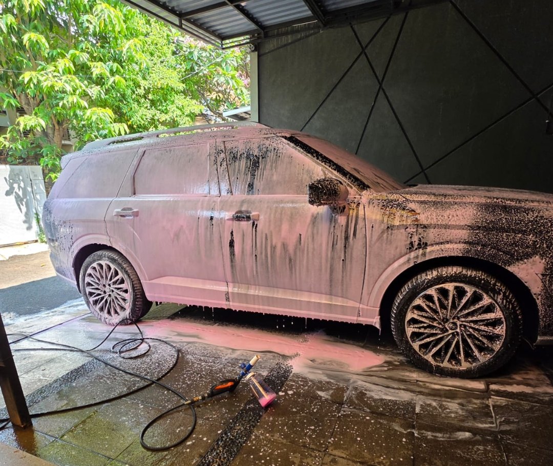 SmwGwOto's tweet photo. Poles mobil dimulai dari cuci mobilnya dulu aja. 

Pakai shampoo yg bagus dan peralatan yg proper, gk perlu yg mahal2.

Klo nyuci nya benar, mobil pasti kinclong tanpa perlu poles.

Nyuci mobil ini basic buat poles supaya bagus.

Sebagaimana poles atau paint correction adalah basic supaya dapat coating yg bagus.

Kita bahas langkah nyuci nya dulu yah, next thread poles nya.

Step nyuci yg biasanya minto lakukanlah dan buat cuci Peralatan yg minto pakai