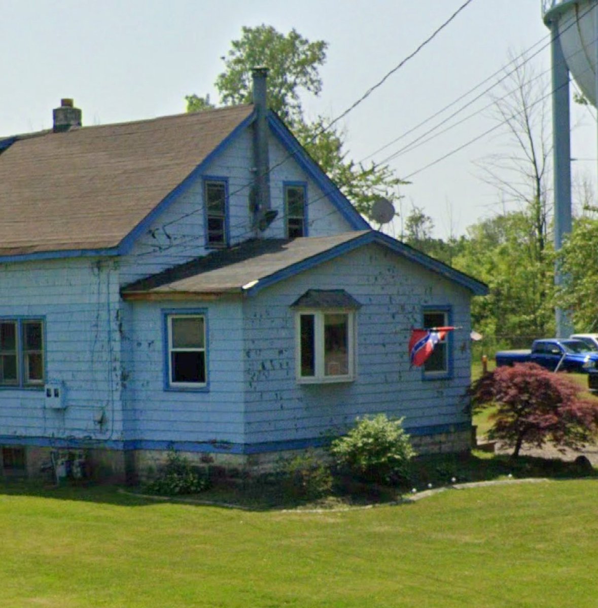 pissvortex's tweet photo. This house 20 minutes from downtown Buffalo has been flying a confederate flag my entire life https://t.co/RvKbIW2100