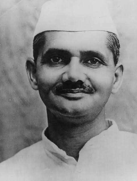 DeepDenken05's tweet photo. Today is the Birthday of Lal Bahadur Shastriji:  A man so humble and yet so firm. Appealing for&amp;practicing austerity &amp; showing Porkistan its place in war, 
"Jai Jawan Jai Kissan" Happy Lal Bahadur Shastri Jayanti https://t.co/bZ5pvjEZ7Q