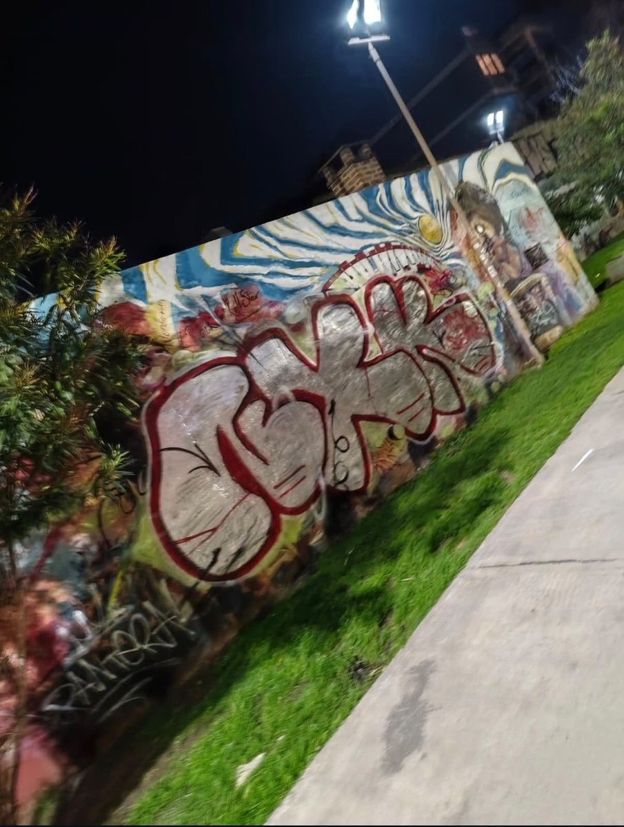 MaxiGonzalez_23's tweet photo. Algun sorete pintó sobre el mural de oasis en buenos aires 😡 https://t.co/rtSQv4BMUx