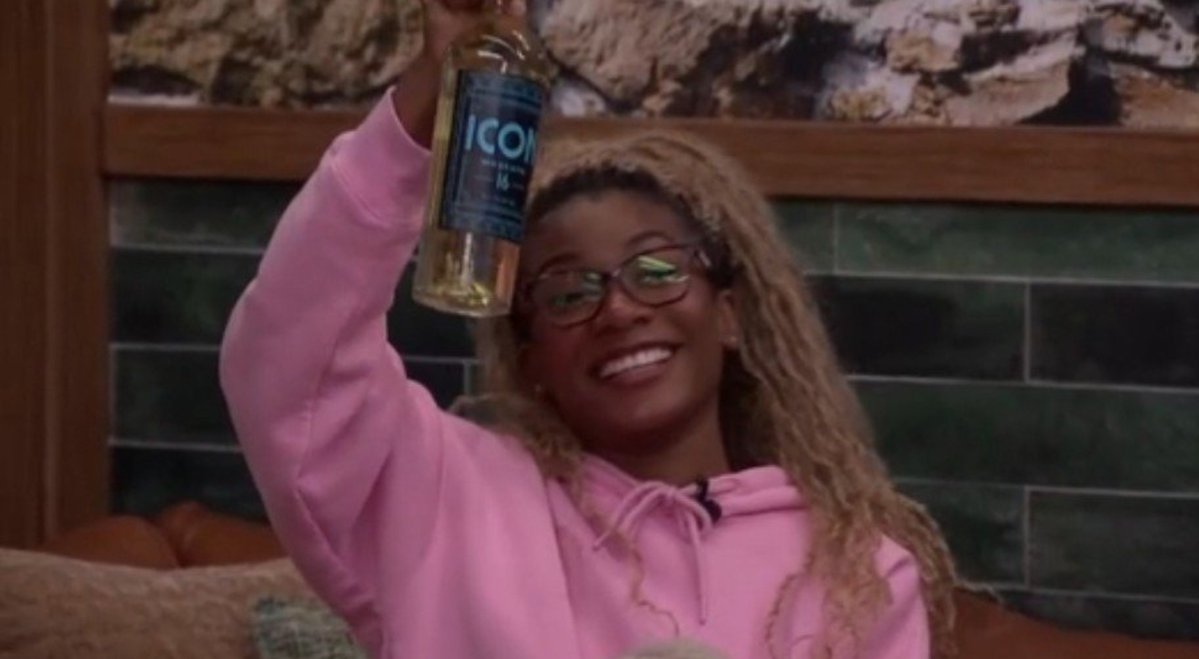 queenrealitea's tweet photo. There has been a lot of ups and downs this season but I'm happy how far she has come. It's not the end of Taylor Brown, it's only the beginning. Can't wait to see what the future holds for her.  Keep fighting and never let anyone dim your light Tay. 👑 💕#bb28 https://t.co/Afq2EVgG5p