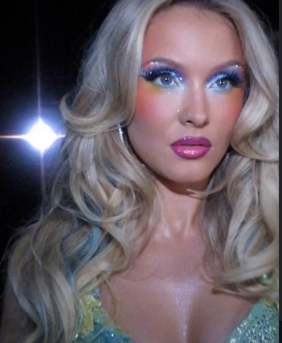 zarascupcake's tweet photo. She looks like a fairy omg https://t.co/8jXpRPgNzD
