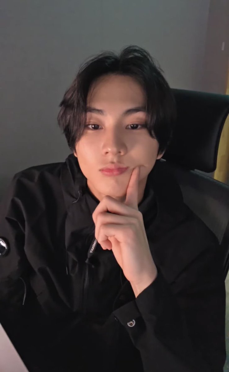 bloodywonie's tweet photo. mundinho jungwon de preto fazendo live 💦 https://t.co/YC2kdsJ584