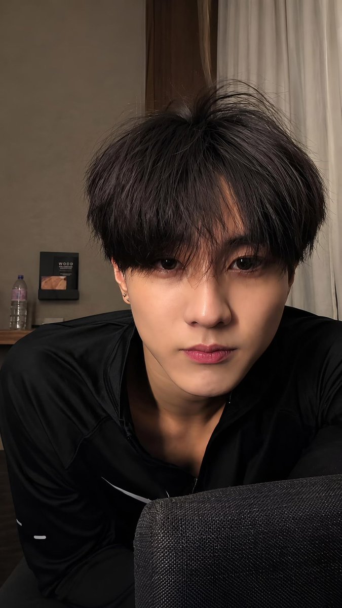 bloodywonie's tweet photo. mundinho jungwon de preto fazendo live 💦 https://t.co/YC2kdsJ584
