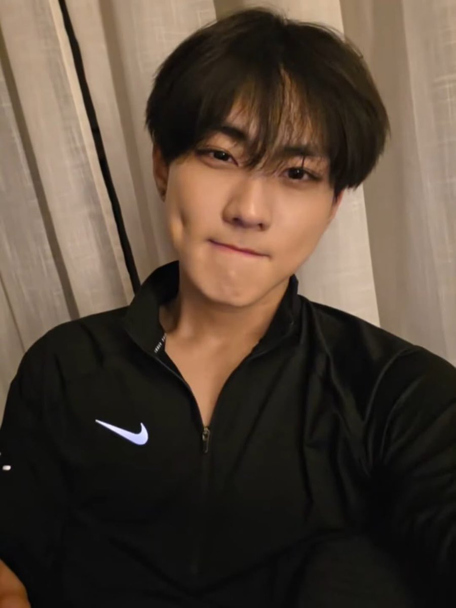bloodywonie's tweet photo. mundinho jungwon de preto fazendo live 💦 https://t.co/YC2kdsJ584