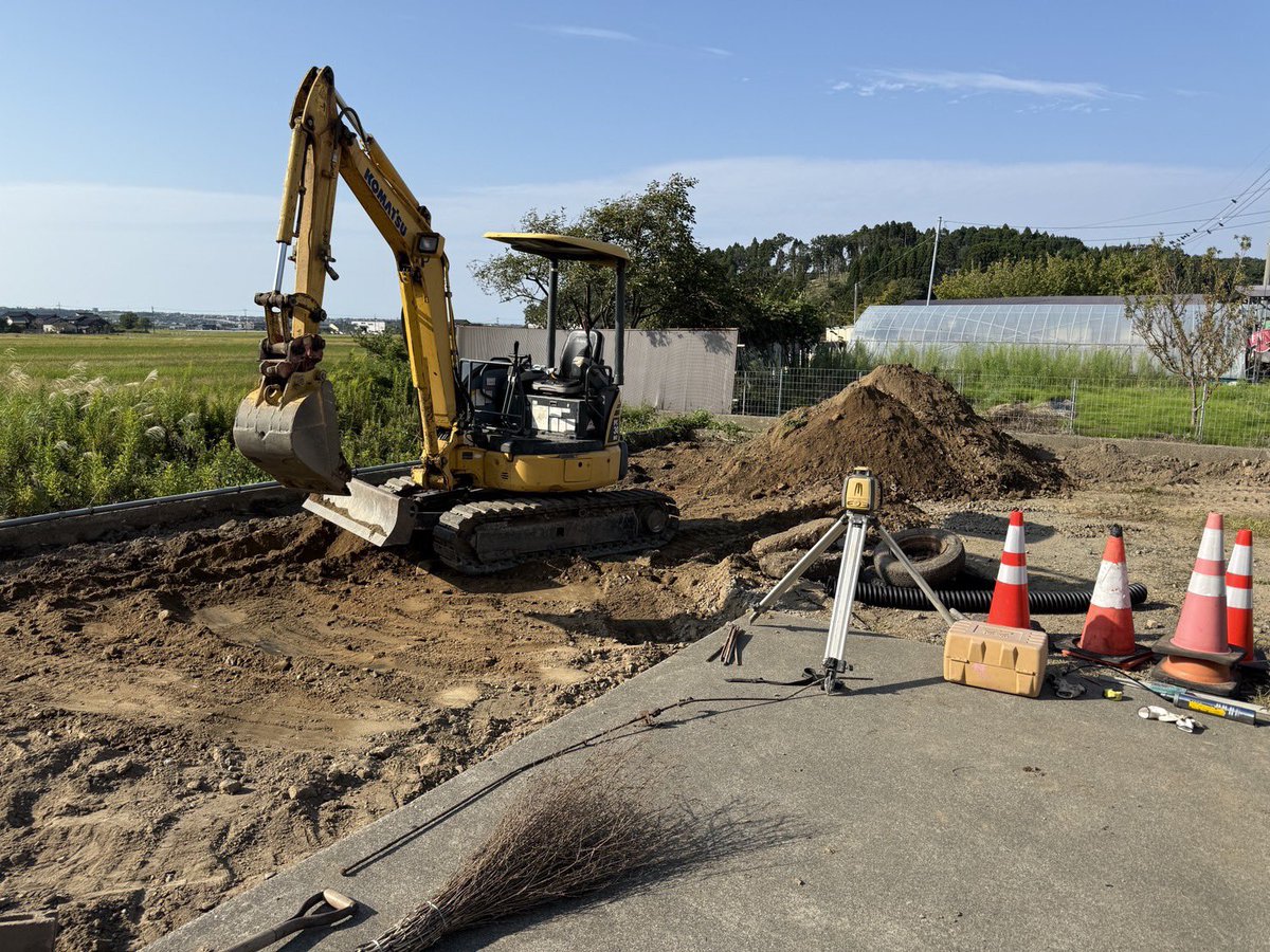 yoshihilo11's tweet photo. 今日は重機が活躍中👷‍♂️
土を掘って、ならして、少しずつ現場の形が見えてきました✨

工事の途中って、完成後には見られない景色なんですよね😊
安���第一で進めていきます！

#岡田工務店 #津幡町 #工事現場 #重機作業 #地域密着 https://t.co/vmYkeVliUM