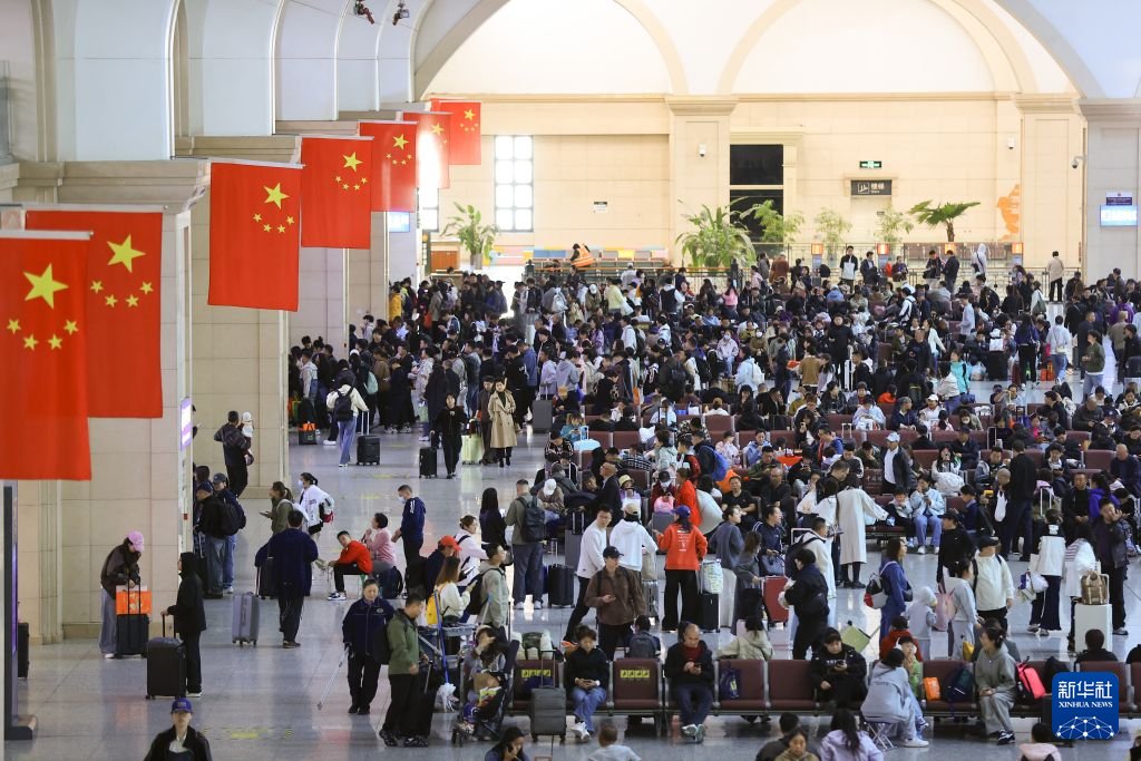 PDChinese's tweet photo. 【國慶假期第一天3.3億人次跨區域流動】交通運輸部消息：10月1日，國慶假期首日，預計全社會跨區域人員流動量33410萬人次，環比增長52.3%。 https://t.co/FtvyIOIslv