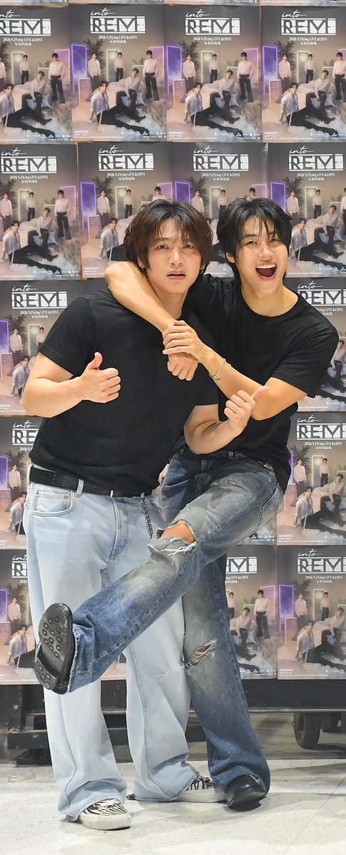 NF20150520B's tweet photo. 오빠들이 엔피아처럼 성지순례 하러 오네 ㅋㅋㅋㅋ https://t.co/ZppMwgzqYb