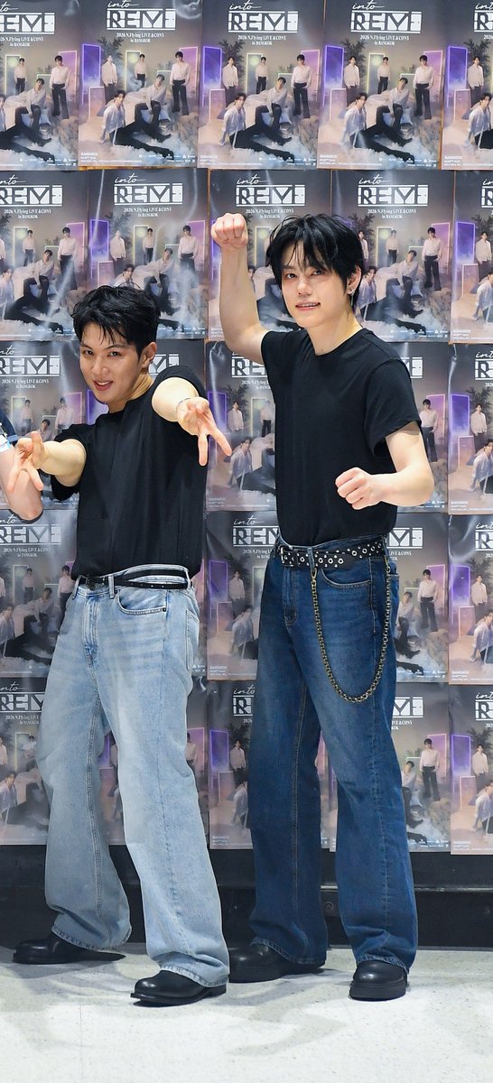 NF20150520B's tweet photo. 오빠들이 엔피아처럼 성지순례 하러 오네 ㅋㅋㅋㅋ https://t.co/ZppMwgzqYb