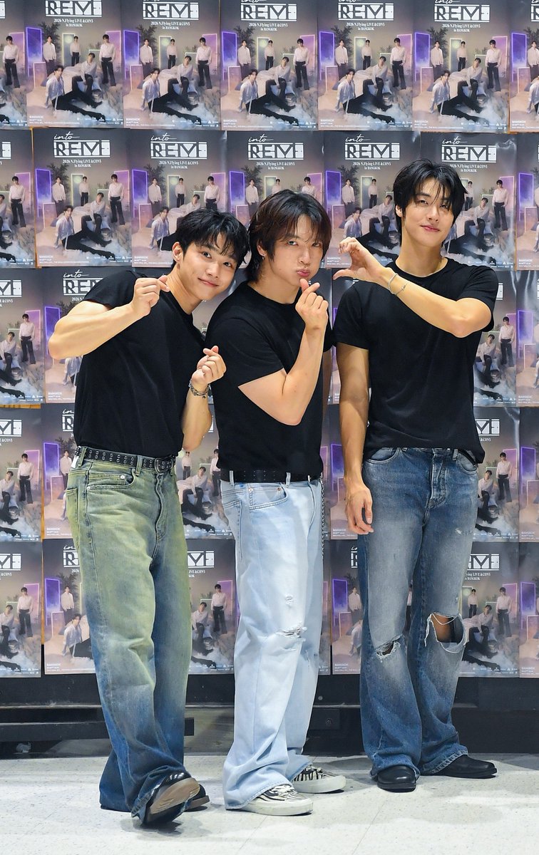 NF20150520B's tweet photo. 오빠들이 엔피아처럼 성지순례 하러 오네 ㅋㅋㅋㅋ https://t.co/ZppMwgzqYb