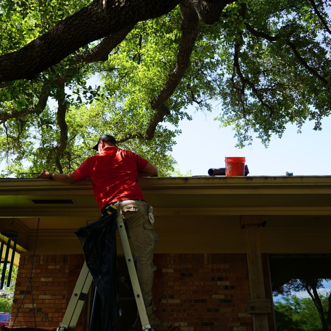 MrHandymanRich's tweet photo. The leaves are starting to fall, which means your gutters are about to get busy. 🍂 Mr. Handyman of Richmond can handle gutter cleaning and the repairs and maintenance still waiting around your home. One call can make that fall list a lot shorter. #RichmondVA https://t.co/g9B9boNJgl