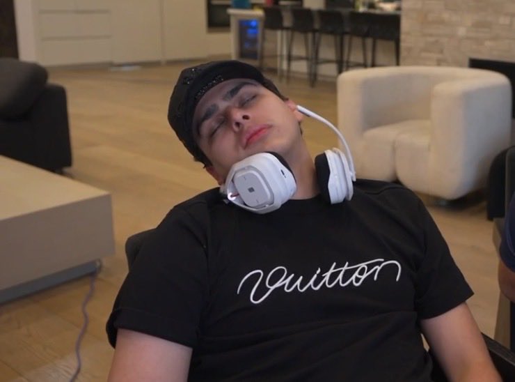 gmlsin_mari's tweet photo. hasta dormido se la pelannn 🥱🔥 https://t.co/weBUxgK7v5