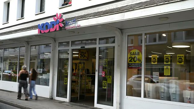 EchtzeitRep's tweet photo. ⚡Der insolvente Haushaltswaren-Discounter Kodi schließt 43 seiner 144 Filialen sowie die Zentrale in Oberhausen und streicht 265 Stellen; eine Investorengruppe übernimmt jedoch 100 Standorte und führt die Marke weiter. https://t.co/pzi2CrMb4q