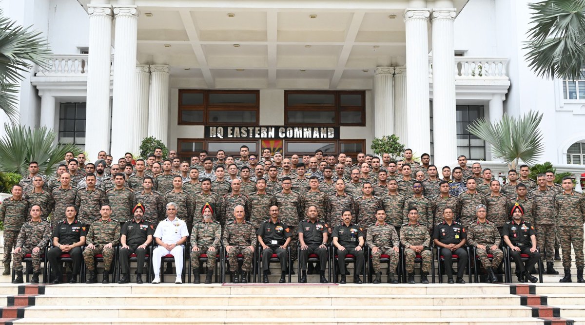 easterncomd's tweet photo. A delegation of Student Officers and Directing Staff of #HigherCommandCourse visited #VijayDurg #Kolkata.
Lt Gen VMB Krishnan, #ArmyCdrEC interacted with Lt Gen Ajay Chandpuria, #Commandant #ArmyWarCollege and the delegation.
#हायर_कमांड_कोर्स के स्टूडेंट ऑफिसर्स और डायरेक्टिंग स्टाफ ने #विजय_दुर्ग, #कोलकाता का दौरा किया।
लेफ्टिनेंट जनरल वीएमबी कृष्णन, #आर्मी_कमांडर #पूर्वी_कमान ने #आर्मी_वॉर_कॉलेज के #कमांडेंट लेफ्टिनेंट जनरल अजय चांदपुरिया और प्रतिनिधिमंडल से बातचीत की।
#IndianArmy
#EasternCommand
#IndianArmedForces
#भारतीय_सेना
#पूर्वी_कमान
@HQ_IDS_India
@adgpi
@SpokespersonMoD
@IAF_MCC
@indiannavy
@official_dgar
@HQ_DG_NCC
@ProDefKolkata
@IndiaCoastGuard
@artrac_ia
Facebook - https://t.co/dhn1B1fibc
Instagram - https://t.co/88HrjKpMAT