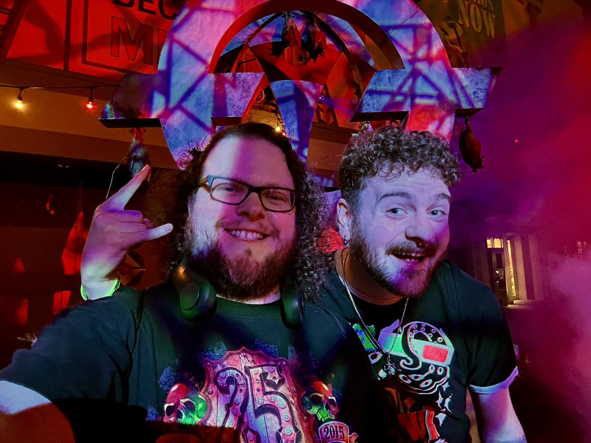 thirdchannelpod's tweet photo. Beans Morocco and Ross Bacon are ready to rock at Halloween Horror Nights tonight! 📺 
#HHN35 #halloweenhorrornights2026 #halloweenhorrornightsorlando #getspooky https://t.co/5tkzJkgkDZ