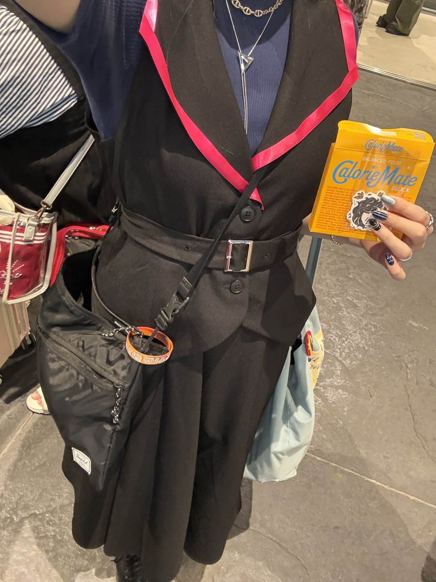 okomefuton's tweet photo. カロリーメイト片手に1階の物販列のそばにいます
カロリーメイトにシール入れてきた https://t.co/UZqpgrDmS8