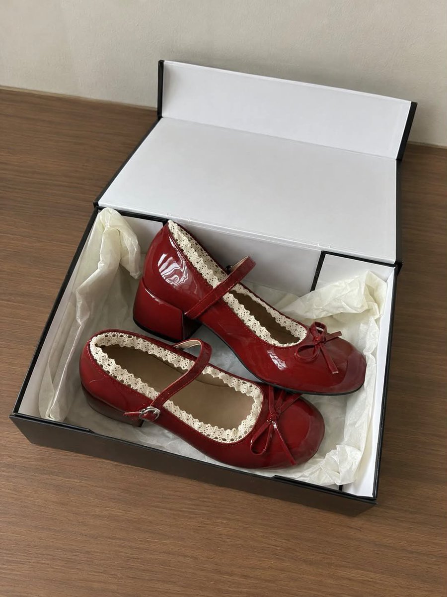 shemadha's tweet photo. Akhirnya nyampe juga sepatu marry jane merah ku gemayyy kan😍🤍too much ga ya dipake keacar bdayparty temenku yang dc merah tema disney?, bagusnya dimatch sama celana rok atau dress?￼ https://t.co/Pje6F4RVR2