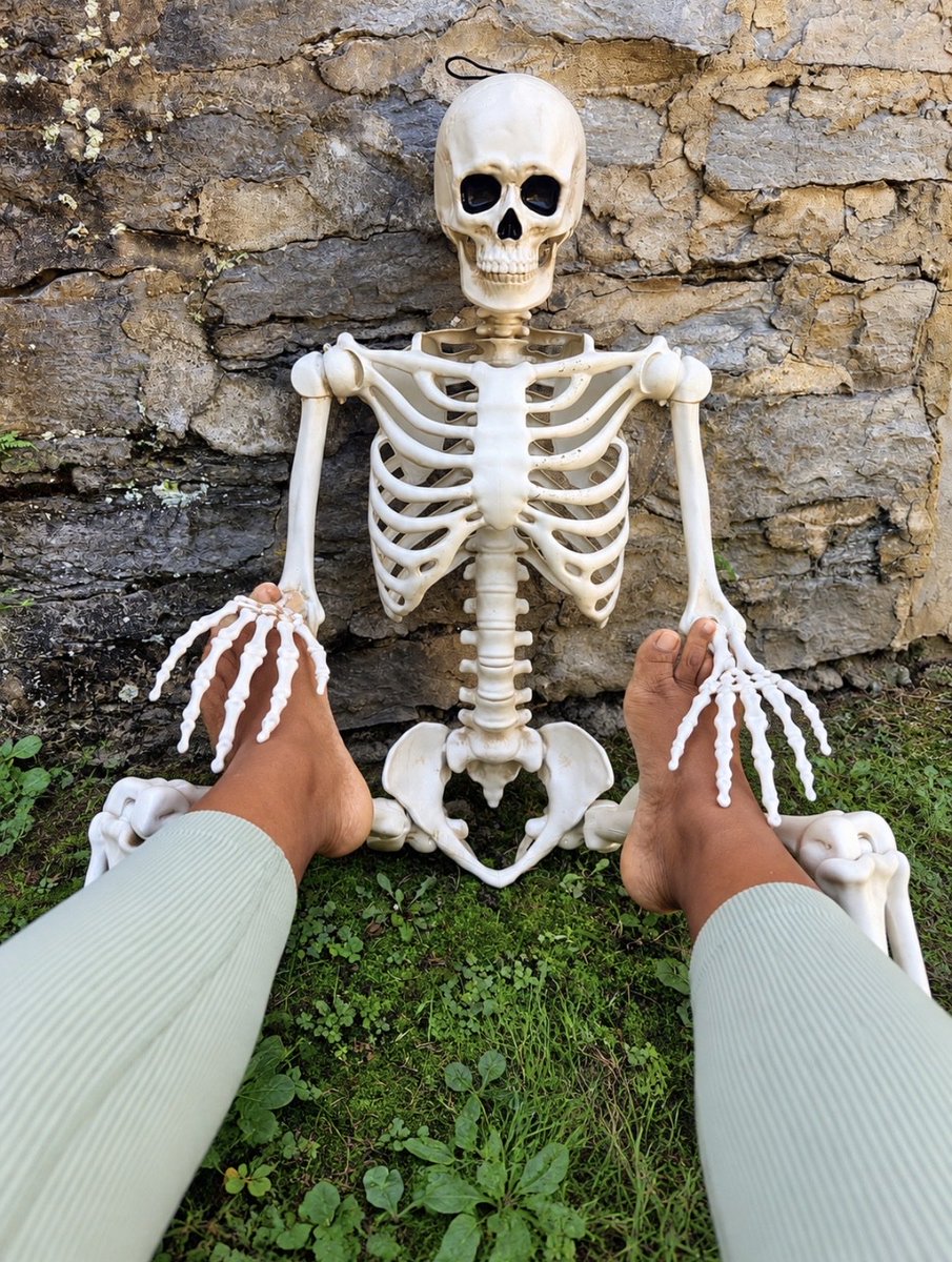 MinxUnscripted's tweet photo. He’s been waiting a LONG time to get his hands on these feet. 💀👣😉

#HalloweenFeet #SpookySeason  #MinxUnscripted https://t.co/Tiko78DpC6