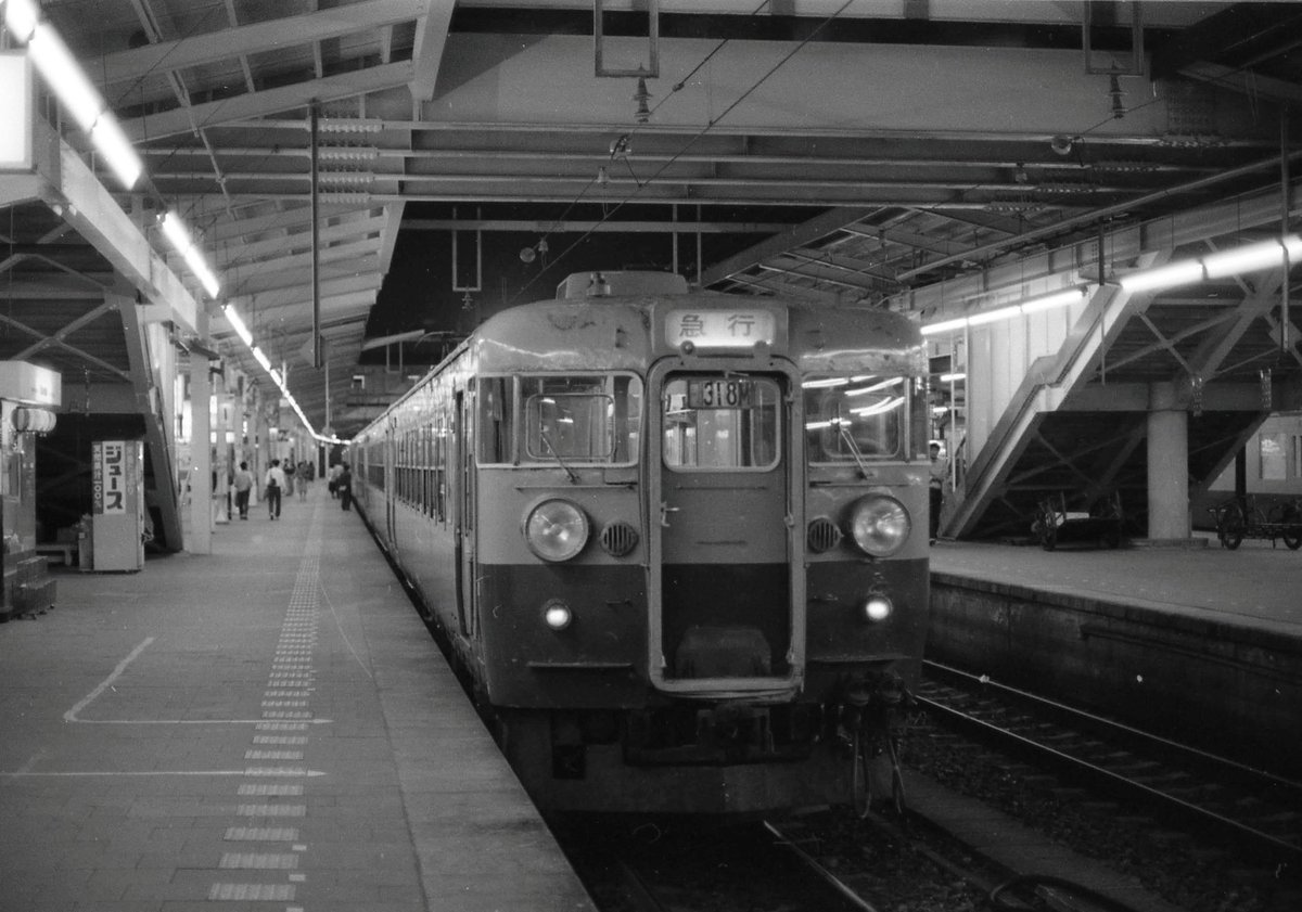 IideExpress's tweet photo. 1982.11.14
上野行最終「とき」の後、「とき」と同じ1番線で待つ165系上田行急行「とがくし」です。「とき」が去った“在来線”ホームは、明日の上越新幹線開業の高揚感もなく、いつもの静かな夜でした。 https://t.co/iyHPzRVQJD