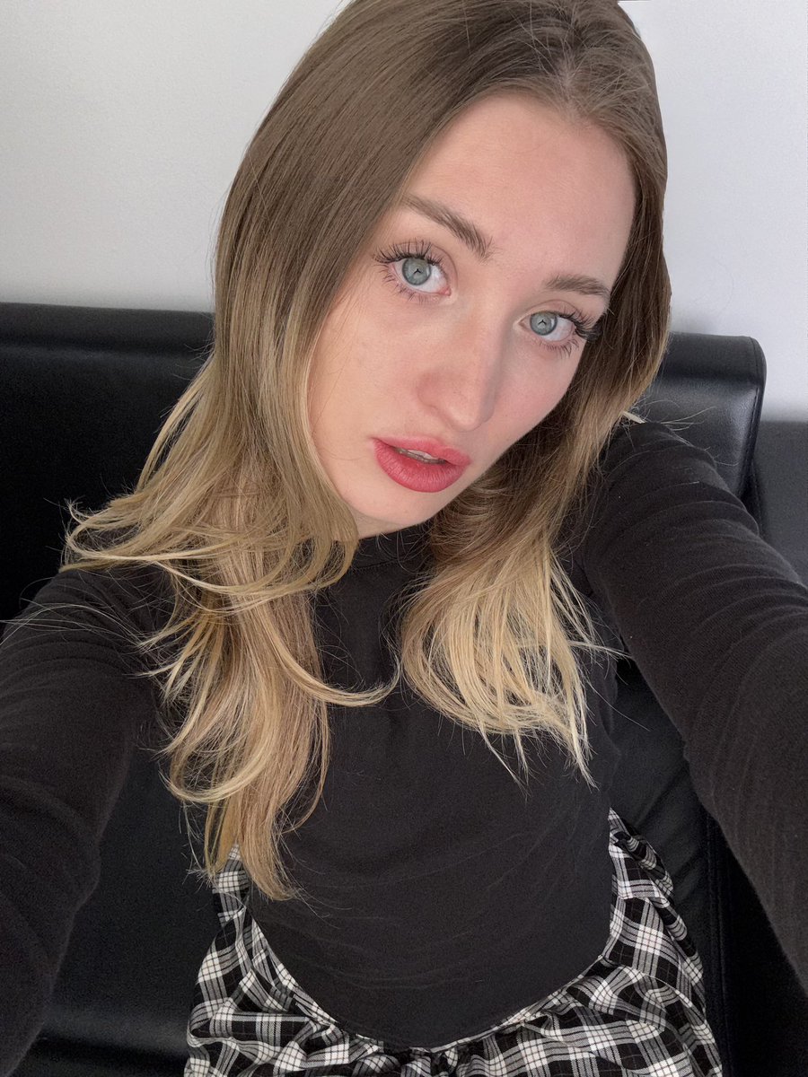 Amyloveoffice's tweet photo. Maybe I should stop working and take another picture instead #office #officegirl #photoshoot #workday #officecontent https://t.co/BaGEvzIW6e