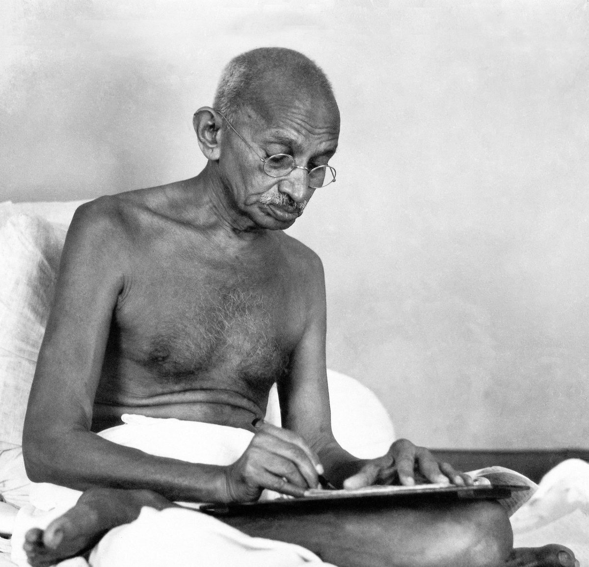 Dr_MonikaSingh_'s tweet photo. गांधी के हत्यारों की यही तो परेशानी है कि लंबे षड्यंत्र और कई असफल कोशिशों के बाद के, 30 जनवरी 1948 को जब वे उसे तीन गोलियों से मारने में सफल हुए तो पता चला कि यह आदमी उस रोज मरा ही नहीं. उस रोज हुआ इतना ही कि यह आदमी भारत की परिधि पार कर, सारे संसार में फैल गया।

गांधी को समझने के लिए भारी भरकम विद्वत्ता नहीं चाहिए। चाहिए बस थोड़ी करुणा, थोड़ा साहस, सरलता, ईश्वर पर इतना विश्वास कि वह हर समय हमारे साथ है, थोड़ी मनुष्यमात्र के लिए सहानुभूति और थोड़ा ह्रदय में प्रेम।

नमन महात्मा को 🙏🙏
