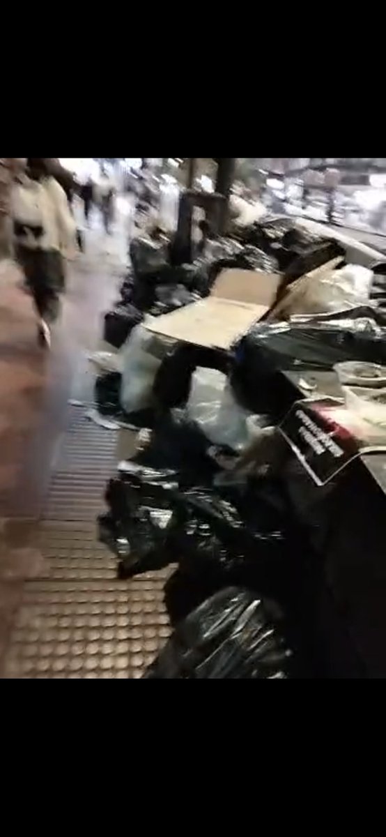 EugeGordillo's tweet photo. #Cordoba Está sucia. 
No importa cuando leas esto, es una postal constante ver basura acumulada en la calle, contenedores rebalsados, veredas sucias y cada vez menos papeleros.
Este video 👇🏻es de hoy 01/10, Centro: 9 de Julio y Gral Paz, mañana x el #DiaDelRecolector NO pasan los recolectores.
El Sábado tampoco. 
Recién el Domingo limpiarán! 
🤢🤮😡