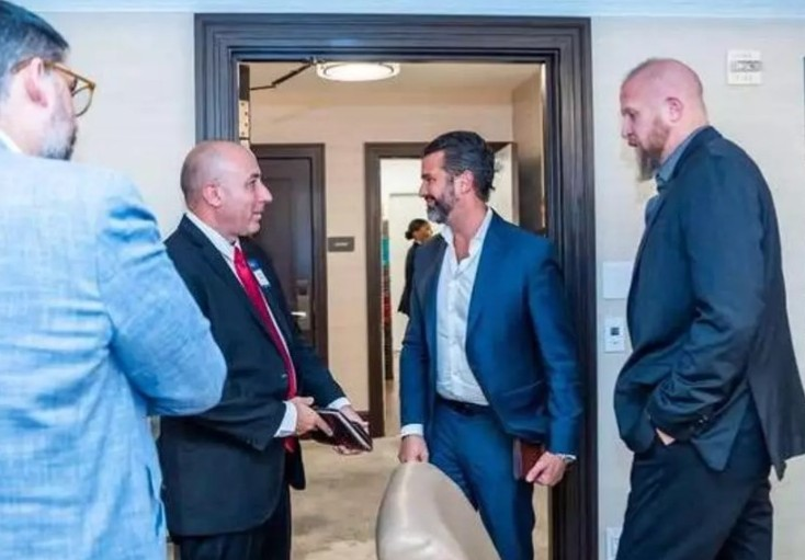 MartnPeiretti1's tweet photo. 🚨⛔️⚠️ Por esta foto con el hijo de Donald Trump, la DEA detuvo al Fiscal General de Bolvia Roger Mariaca, nos enteramos ahora que Cerimedo tambien trabajaba para Trump. De esta manera mafiosa actúa la derecha en el mundo, secuestrando a un Fiscal General. Mafiosos. https://t.co/ONZ59PRjaO