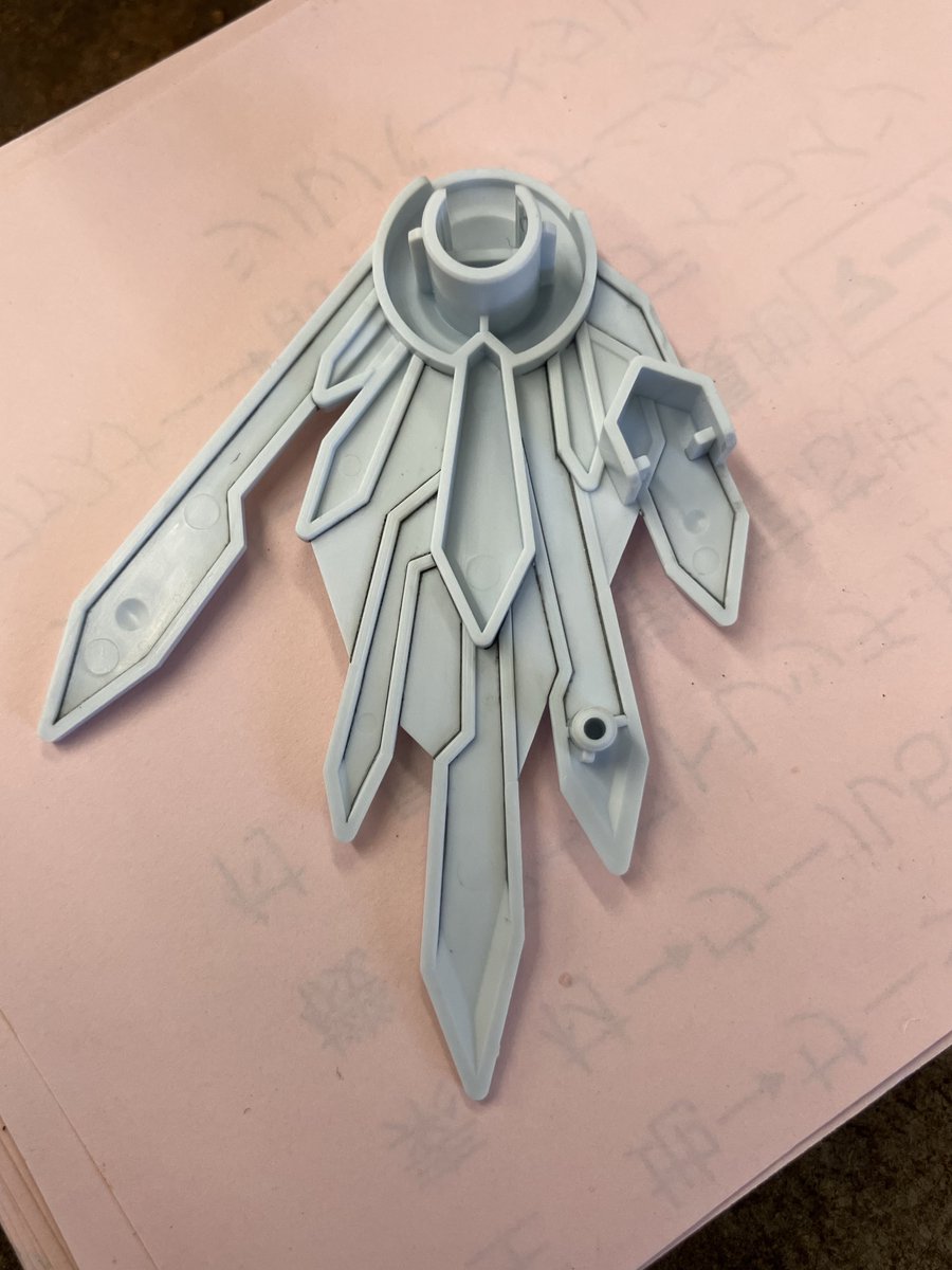 ginmu_uc's tweet photo. まだ見ぬリライジングガンダムの為にエクスヴァルキランダーの羽だけスミ入れ

前は均一な線が引けなかったのかダークグレイを使っても「うーん？」だったけど、今回は変とか薄いとか感じないから少し上手になった気がする

#ガンプラ https://t.co/j96CRs6tND