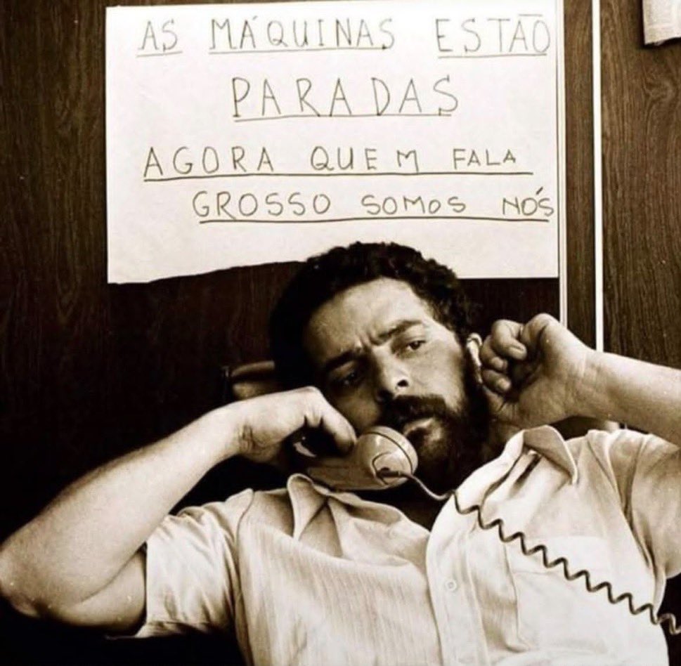 jonasdiandrade's tweet photo. Lula falando pros jovens no final do flow e os incentivando a entrar para política, pois o político que eles querem pode ser eles. Fiquei emocionado nesse momento. Eu te amo @LulaOficial. Seguiremos seus passos. Lula no flow. https://t.co/KZtc2TJQ87
