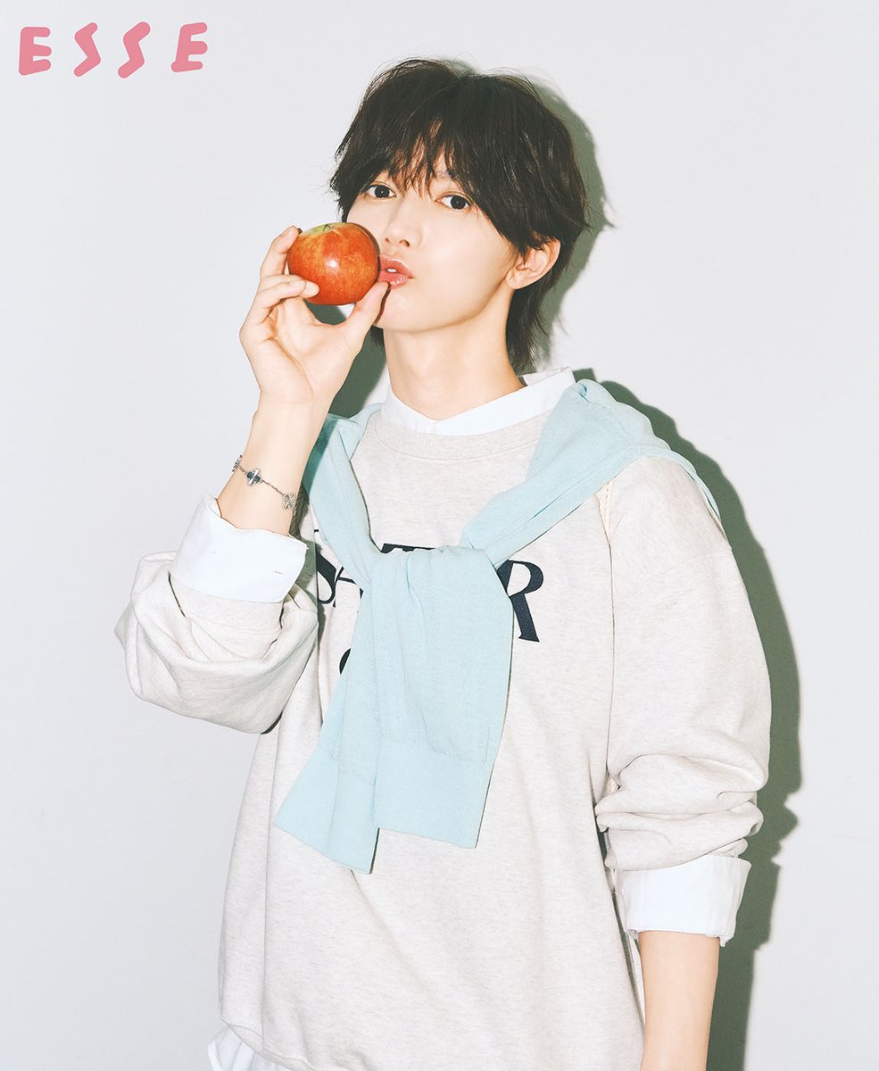 oricon's tweet photo. Travis Japan七五三掛龍也、『ESSE』から
まるで“パリの男の子”なカット先行公開🩷
⠀
「しめちゃんの買い出しに密着！」
スーパーで買い物
→夕暮れの帰り道ショット掲載📸
⠀
✍🏻インタビュー抜粋
“ごほうびごはん”は焼き肉､ステーキ､イタリアン
https://t.co/ahKmnbhbcn
⠀
#七五三掛龍也 https://t.co/Br7O0EPD1I