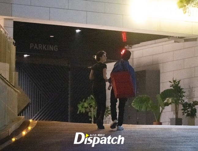 infodrakor_id's tweet photo. TOP dan Nana dikabarkan tengah berpacaran

Menurut Dispatch, hubungan mereka bermula dari kerja bareng di MV lagu solo TOP pada Januari. Awalnya cuma rekan kerja, bahkan pas ketemu lagi buat konten promosi April masih formal formalan 

Tapi setelah itu makin sering komunikasi dan akhirnya sekitar Juni mulai pacaran 

Dispatch juga bilang mereka sering ketemu di kawasan Achuiul, Guri. Date nya literally sederhana banget: naik taksi, mampir convenience store, terus ngabisin waktu bareng. TOP juga katanya beberapa kali datang ke rumah Nana.

Mereka sama-sama mantan idol generasi 2. TOP dari BIGBANG, Nana dari After School. Sama-sama punya style fashion yang khas dan akhirnya terjun ke dunia akting juga.

Ciye Sutopo sama mbak Nana Ciyeee.....
https://t.co/MdA8Zkb8Rw