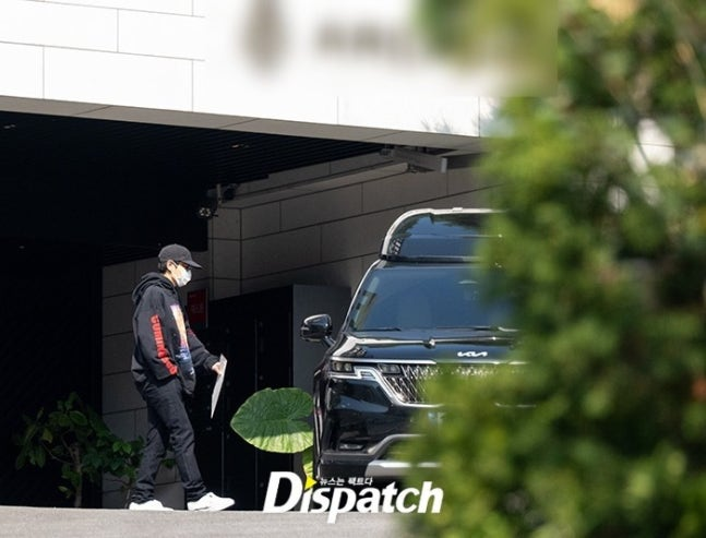infodrakor_id's tweet photo. TOP dan Nana dikabarkan tengah berpacaran

Menurut Dispatch, hubungan mereka bermula dari kerja bareng di MV lagu solo TOP pada Januari. Awalnya cuma rekan kerja, bahkan pas ketemu lagi buat konten promosi April masih formal formalan 

Tapi setelah itu makin sering komunikasi dan akhirnya sekitar Juni mulai pacaran 

Dispatch juga bilang mereka sering ketemu di kawasan Achuiul, Guri. Date nya literally sederhana banget: naik taksi, mampir convenience store, terus ngabisin waktu bareng. TOP juga katanya beberapa kali datang ke rumah Nana.

Mereka sama-sama mantan idol generasi 2. TOP dari BIGBANG, Nana dari After School. Sama-sama punya style fashion yang khas dan akhirnya terjun ke dunia akting juga.

Ciye Sutopo sama mbak Nana Ciyeee.....
https://t.co/MdA8Zkb8Rw
