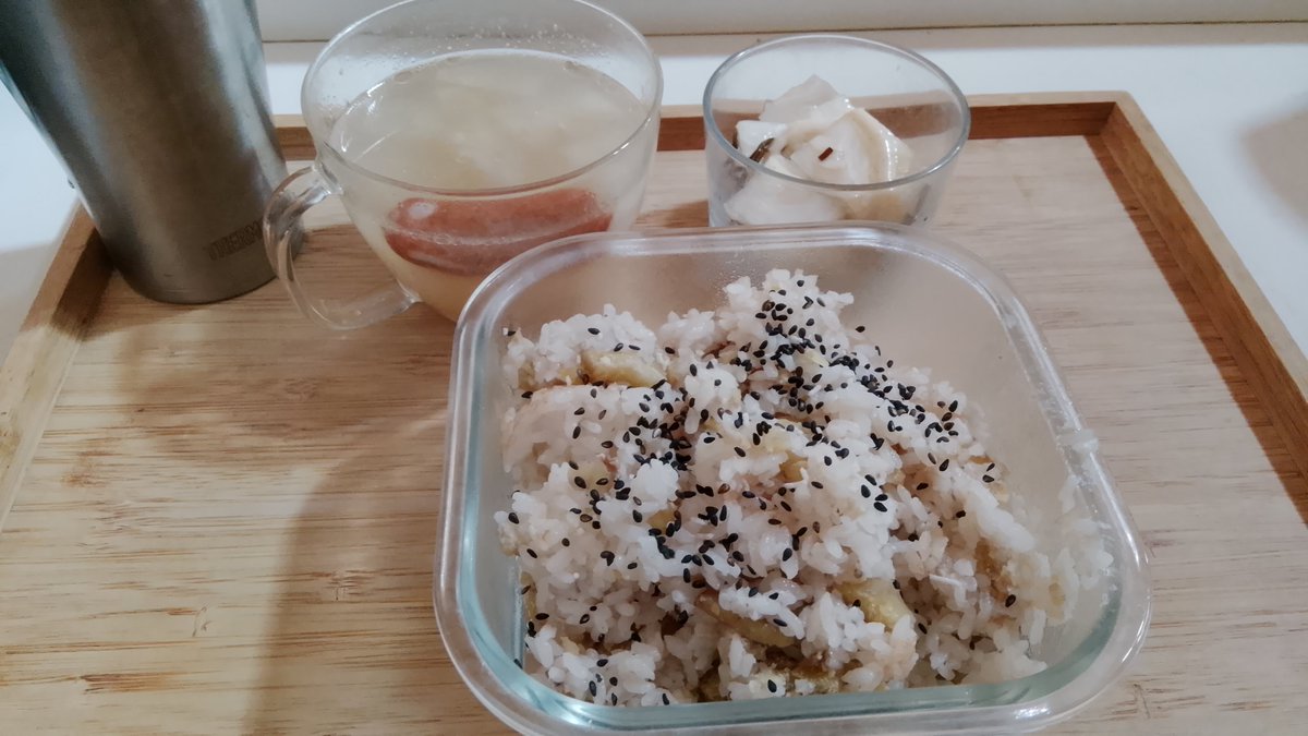 Flve_Stqr's tweet photo. 今日のお昼ごはんは栗ご飯。
はぁ…しみじみ美味い。
頑張って剥いてよかった！
秋やねぇ彡(^)(^)
#自炊 https://t.co/PRggikCuh1