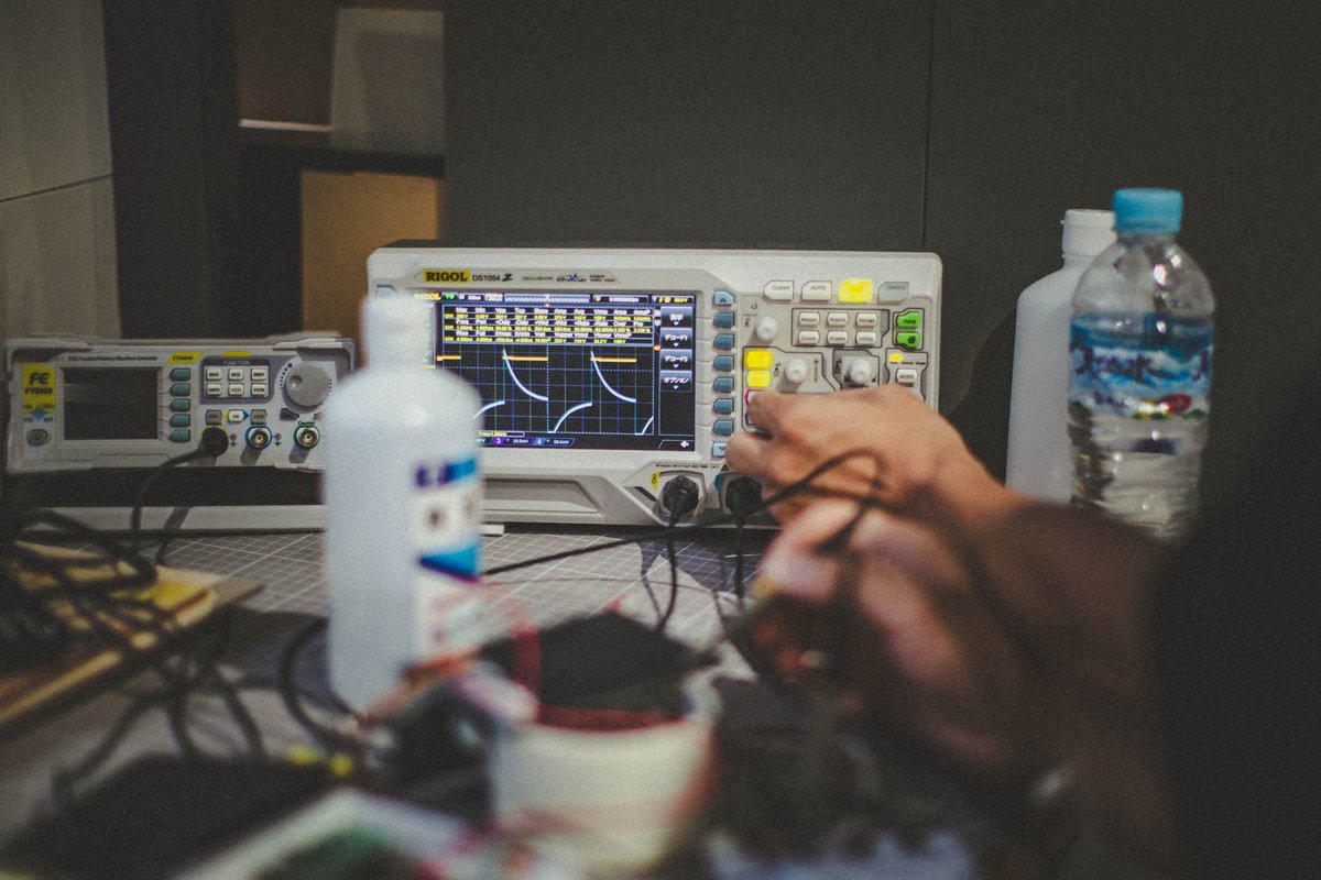 starryworks's tweet photo. 『光る音展』制作の様子
電気の+と-が一秒間に1000回切り替わる、高圧・高周波の回路。
オシロスコープで確認しながら試行錯誤しています。
大阪開催まであと17日
東京開催まであと28日
#光る音展 #STARRYWORKS https://t.co/EHW7uMEGnK